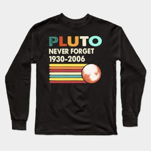 Pluto Never Forget 1930-2006 Retro Style MrBeast Funny Dwarf Planet Tee, Outer Space Gift Vintage Solar System Long Sleeve T-Shirt